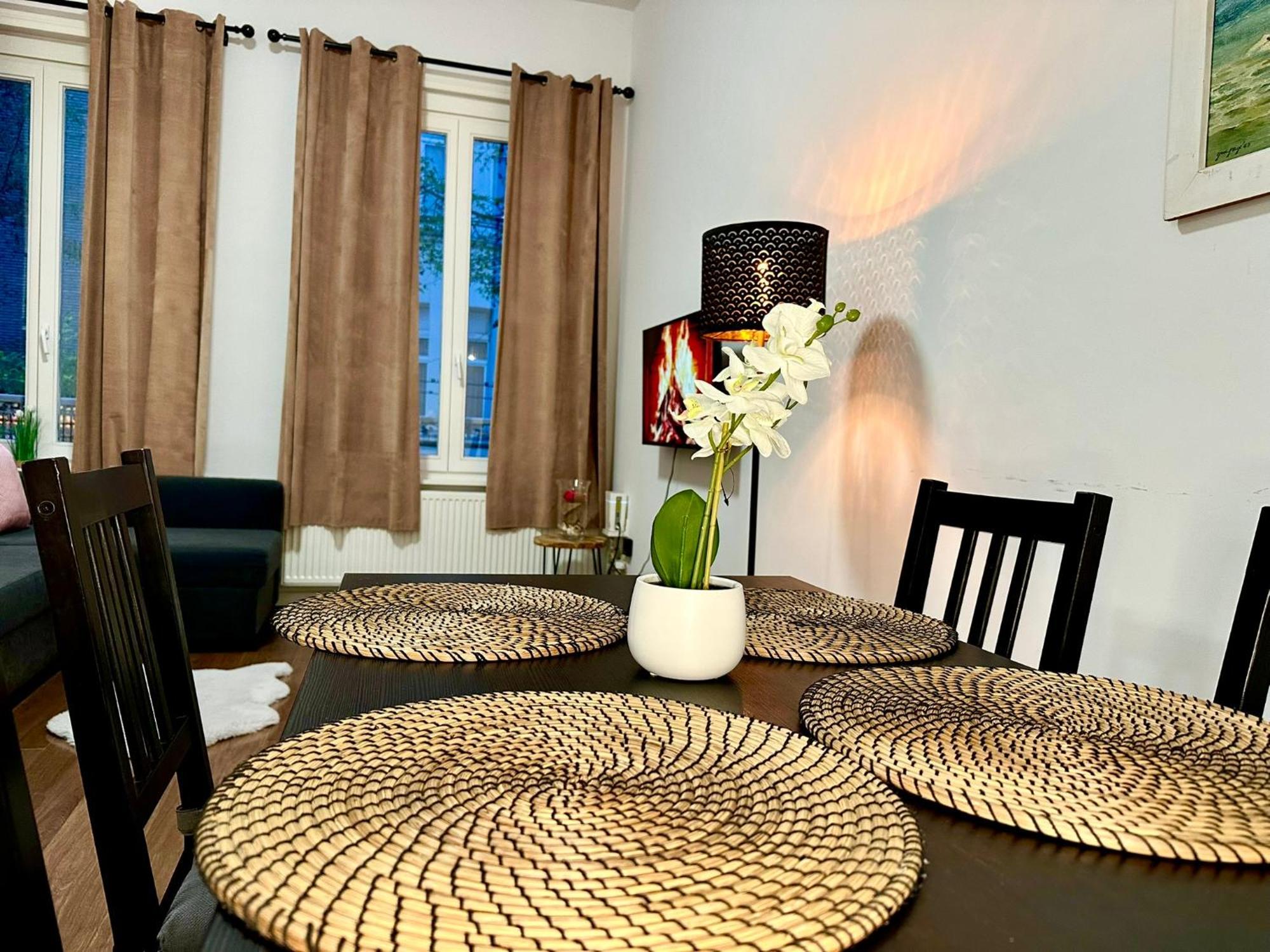 Luxury Suites Centrum By Rikas Hotels Antwerpen Exteriör bild