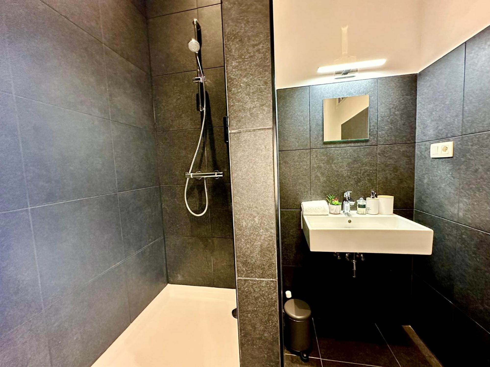 Luxury Suites Centrum By Rikas Hotels Antwerpen Exteriör bild